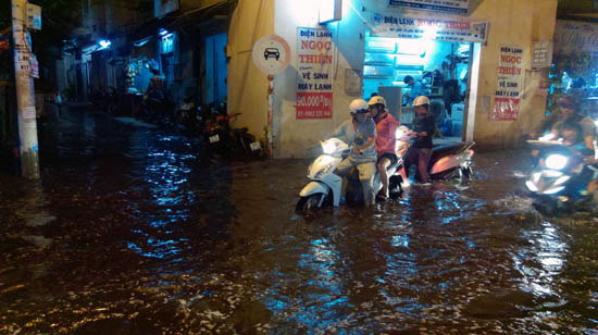 TP Hồ Chí Minh lại ngập nặng do triều cường và mưa lớn ảnh 4